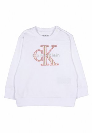 Sudadera blanca de manga larga para niños pequeños con logo de Calvin Klein Jeans y grandes letras "cK" con estampado de cuadros en la parte delantera.