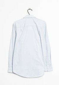Lichtblauw langemouwen shirt met een puntige kraag, knoopmanchetten en een ronde zoom. Gemaakt van soepele stof, zonder zichtbare patronen.