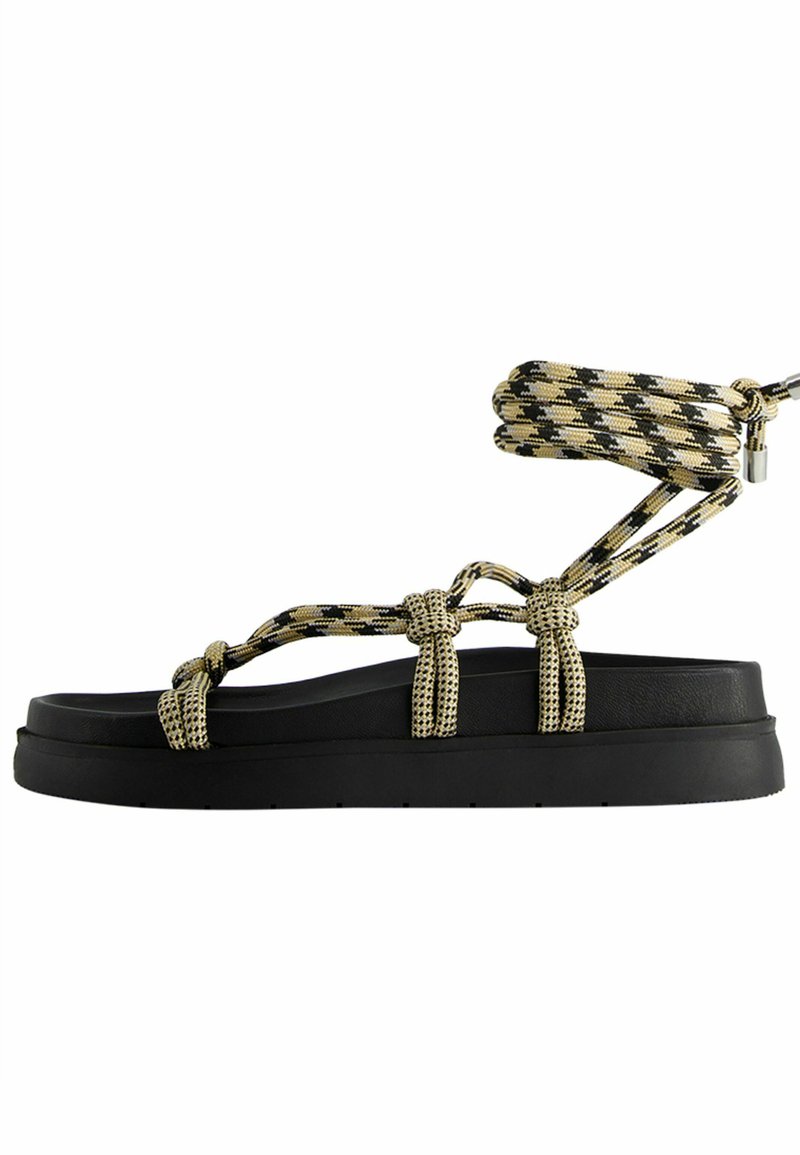 Bershka Sandalen met plateauzool beige