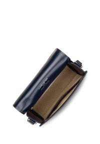 Pochette en cuir bleu marine avec une surface lisse, une ouverture sur le dessus et un intérieur beige. Présente un logo de marque embossé sur un côté.