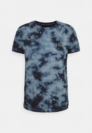Kurzärmeliges Herren-T-Shirt mit blau-schwarzem Tie-Dye-Muster und kleinem rundem Logo auf der linken Brust.