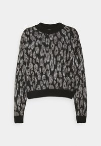 Avskuren svart tröja med leopardmönster i grå nyanser, med ribbad halsringning och manschetter. Mjuk textur och avslappnad passform.