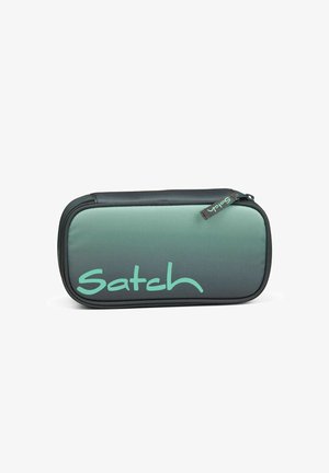 Rechteckiges Federmäppchen in einem Verlauf von Grau zu Türkis, mit strukturierter Oberfläche, schwarzem Reißverschluss und "Satch"-Logo in hellem Türkis.