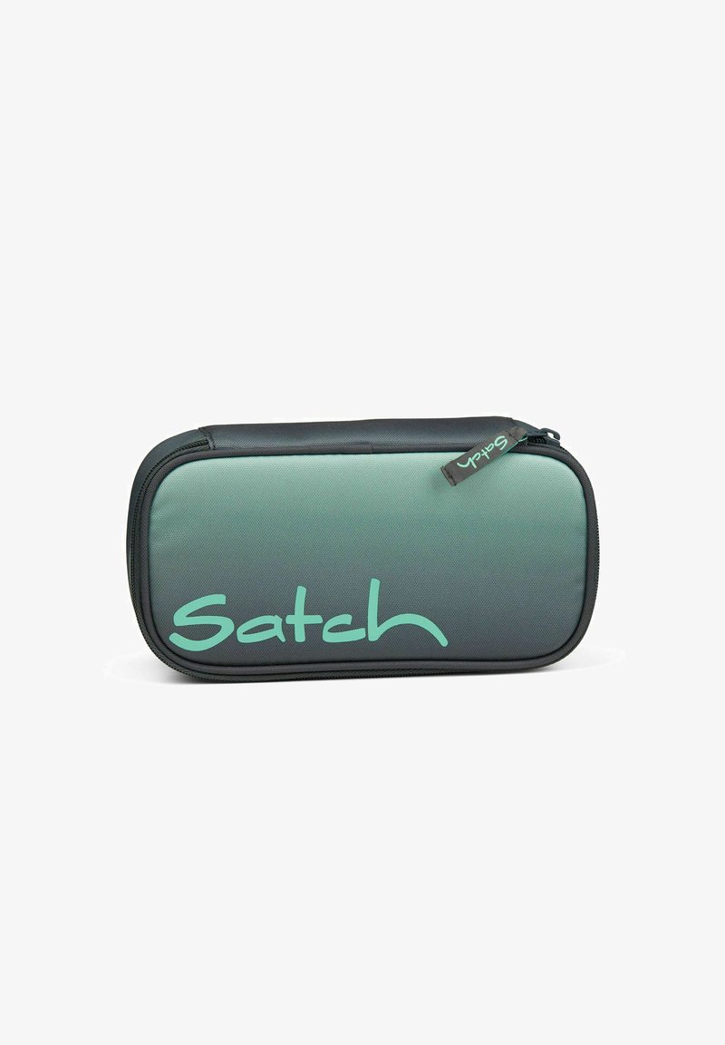 Rechteckiges Federmäppchen in einem Verlauf von Grau zu Türkis, mit strukturierter Oberfläche, schwarzem Reißverschluss und "Satch"-Logo in hellem Türkis.