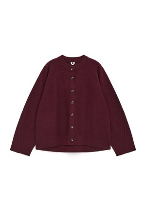 Bordeaux-Cardigan, weiches Strickmaterial, gerippte Bündchen und Saum, runder Halsausschnitt, vordere Knopfverschluss mit Holzknöpfen, kastige Form.