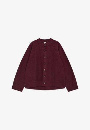 Bordeaux-Cardigan, weiches Strickmaterial, gerippte Bündchen und Saum, runder Halsausschnitt, vordere Knopfverschluss mit Holzknöpfen, kastige Form.