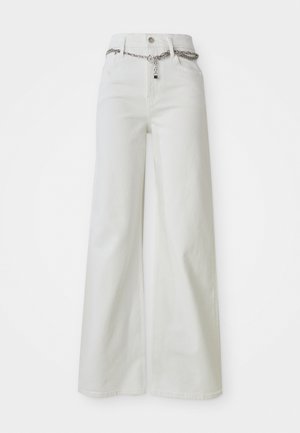 Bredde ben hvite denimbukser med høy livhøyde, med kjedeakcent langs midjen og en klassisk fem-lommerdesign.