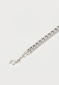 Αλυσίδα από ασημένιο μέταλλο με κλειδαριά τύπου αστακού σε μια άκρη, απεικονίζεται σε απλό λευκό φόντο.