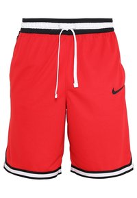 Červené sportovní šortky z polyesteru s černým pasem, bílým šňírkem a černobílými proužky na lemu.