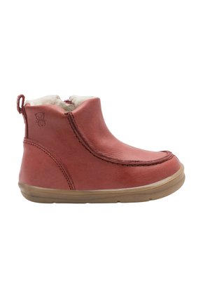 Bottine en cuir marron pour enfant avec semelle en caoutchouc beige et doublure en polaire blanche, présentant un petit embossage d'ours en peluche près du talon.