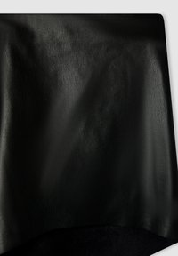 Tessuto di finta pelle nera con superficie testurizzata e finitura liscia, caratterizzato da un sottopiede nero morbido. I bordi sono tagliati in modo pulito.