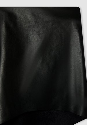 Tessuto di finta pelle nera con superficie testurizzata e finitura liscia, caratterizzato da un sottopiede nero morbido. I bordi sono tagliati in modo pulito.