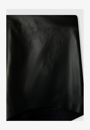 Tessuto di finta pelle nera con superficie testurizzata e finitura liscia, caratterizzato da un sottopiede nero morbido. I bordi sono tagliati in modo pulito.