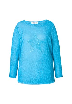 Camiseta de manga larga color azul claro, hecha de una tela texturizada, que presenta un patrón de estrellas brillantes en el centro. Cuello redondo, corte relajado.