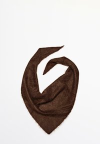 Brun, trekantet tørklæde lavet af et blødt, fuzzy materiale; har spidse ender og en let flosset kant.
