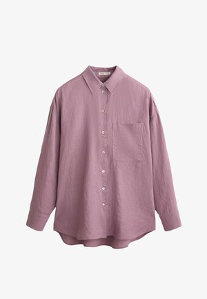 Chemise à manches longues en tissu violet clair, avec un col classique, des boutons sur le devant et une poche poitrine. Finition texturée, coupe décontractée.
