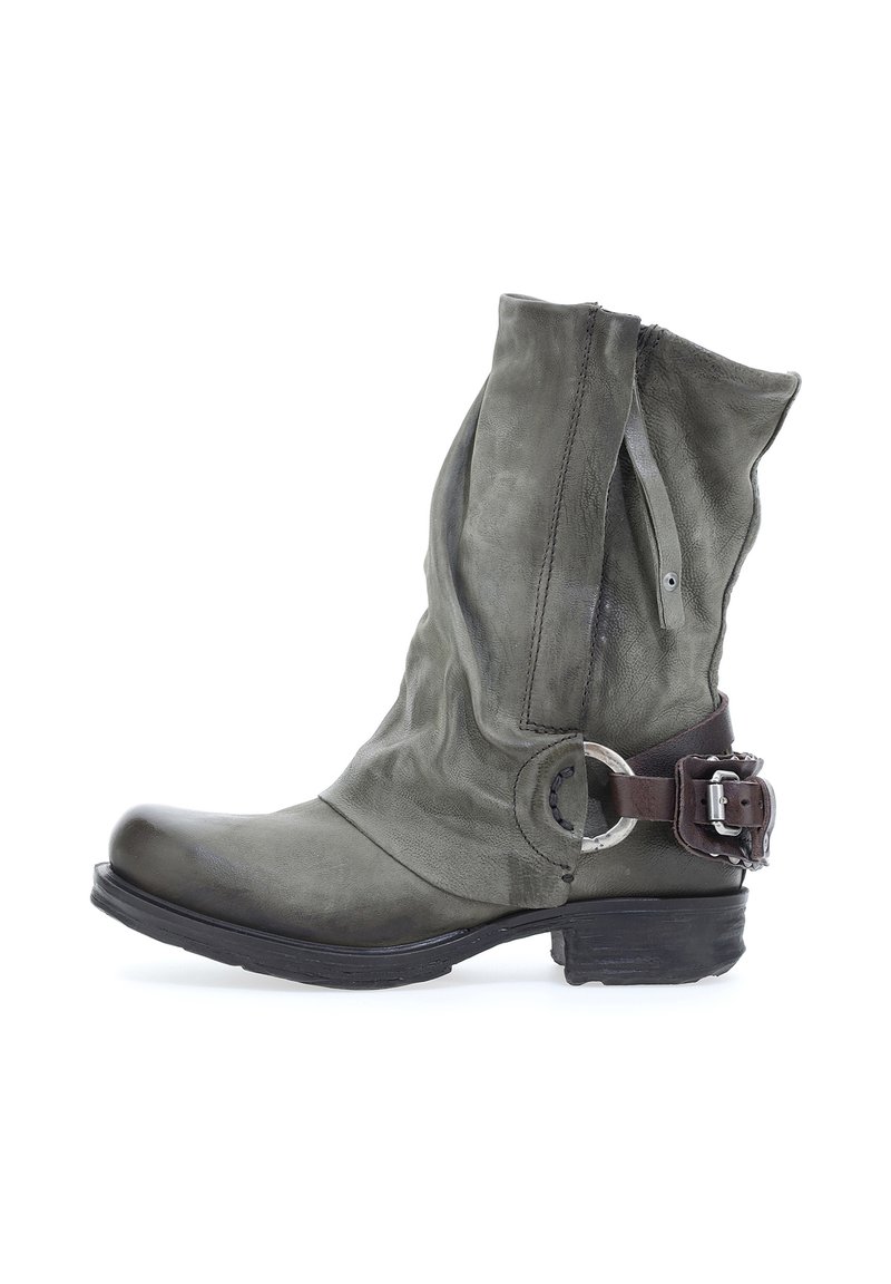 Botín de cuero gris con un diseño arrugado, detalle de hebilla, punta redonda y un acabado texturizado en la parte superior y la suela.