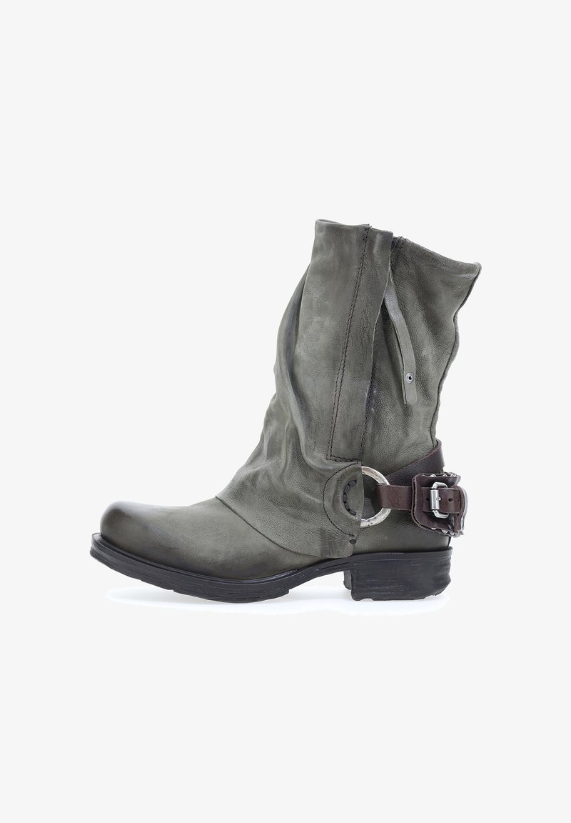 Botín de cuero gris con un diseño arrugado, detalle de hebilla, punta redonda y un acabado texturizado en la parte superior y la suela.