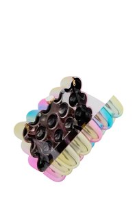 Kabelka typu clutch s různobarevným průhledným designem, ozdobená vlnitým vzorem, zlatými detaily a kulatým tvarem s lesklým povrchem.