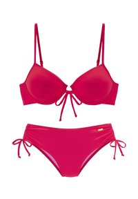 Svijetlo ružičasti bikini set koji se sastoji od trokutastog grudnjaka s podesivim trakama i vezicama, te odgovarajućih gaćica s detaljima bočnih vezica.