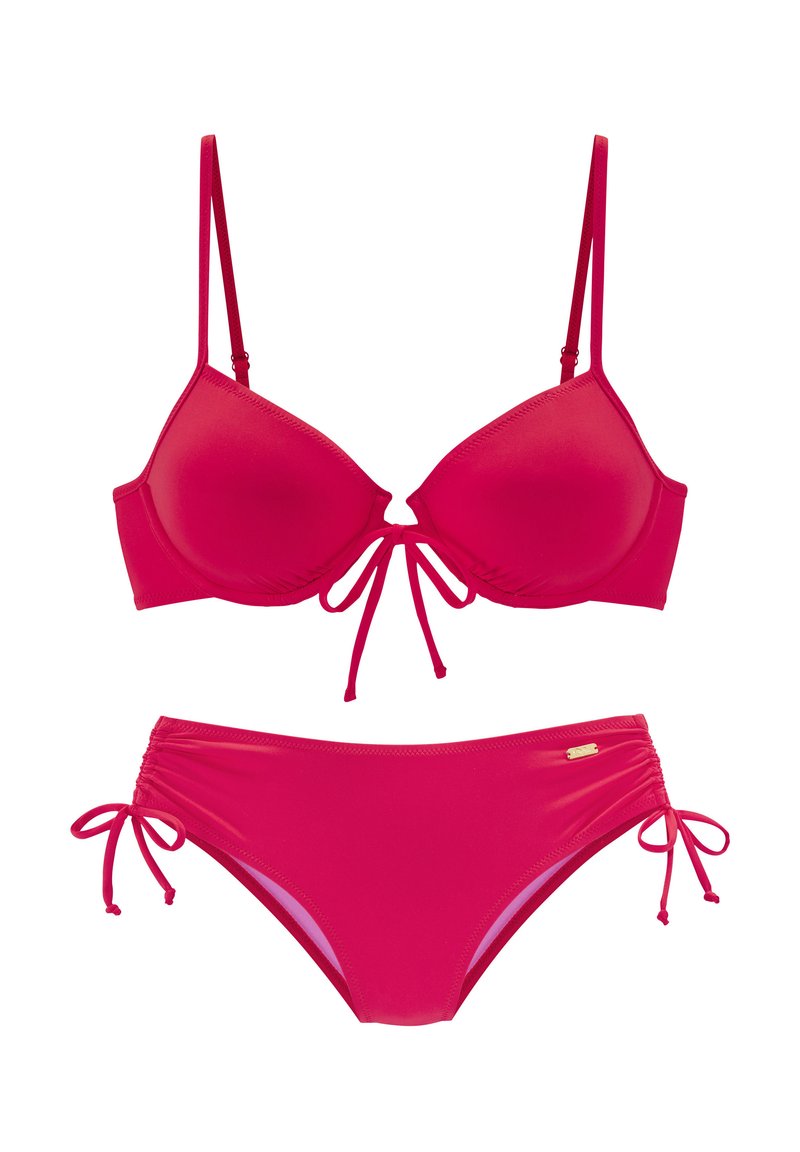 Svijetlo ružičasti bikini set koji se sastoji od trokutastog grudnjaka s podesivim trakama i vezicama, te odgovarajućih gaćica s detaljima bočnih vezica.