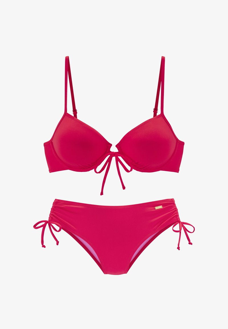 Svetlo roza bikini set, ki vključuje trikotno modrček s prilagodljivimi ramenskimi trakovi in vezanjem ter ujemajoče se spodnje hlačke s stranskimi detajli na vezanje.