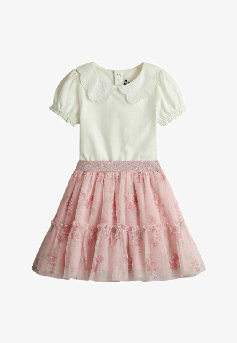 Hvid kortærmet kjole med broderet rund krave og pink blomstret lagdelt tylskørt med glitrende taljebånd.