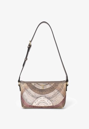 Piccola borsa rettangolare con tracolla scura regolabile, motivo astratto multicolore e logo dorato del marchio al centro frontale.