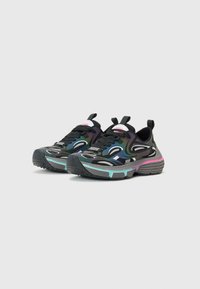 Zapatillas negras con acentos multicolores y patrones abstractos. Cuentan con una suela texturizada, un cuello acolchado y un diseño de cordones para un ajuste seguro.
