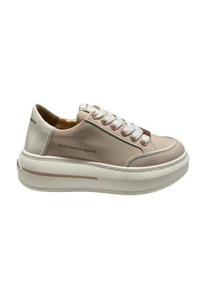 Sneaker in pelle rosa chiaro e bianco con suola spessa, punta rotonda e dettagli in metallo argentato sui lacci. Nome del brand stampato sul tallone.