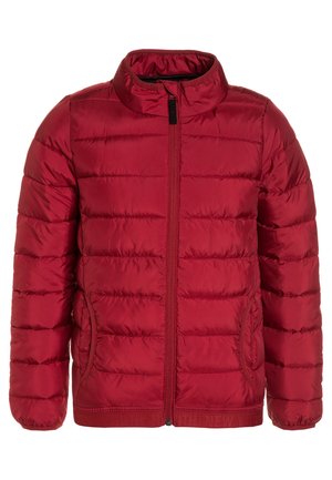 Veste rembourrée rouge avec un col montant, fermeture éclair devant, poches latérales et motif de couture horizontal. Texture lisse et brillante.
