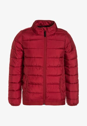 Czerwona kurtka z ociepleniem, z wysokim kołnierzem, zamek błyskawiczny z przodu, kieszenie boczne i poziomy wzór przeszycia. Gładka, błyszcząca powierzchnia.