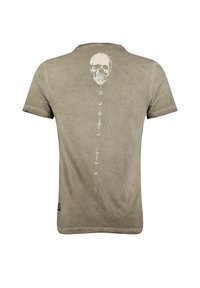 Camiseta verde oliva de algodón, con un gran gráfico de calavera blanca y diseño de texto en la parte posterior, con mangas cortas y cuello redondo.