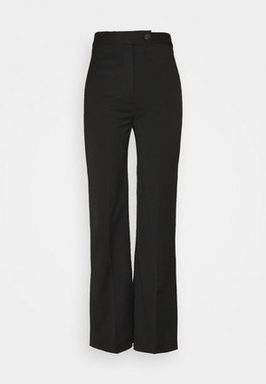 Zwarte, hoog uitgesneden, rechte broek met een tailleband met knopen en een sluiting aan de voorkant, afgebeeld tegen een witte achtergrond.