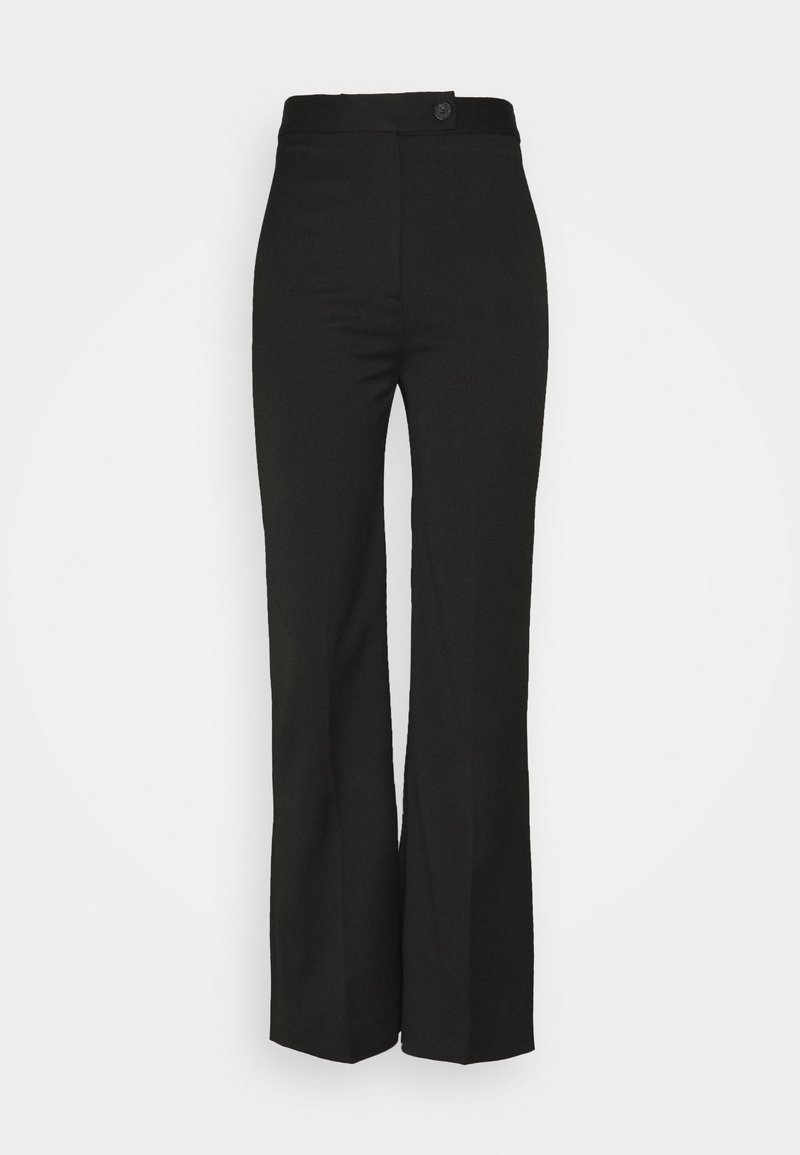 Pantalones negros de talle alto y pierna recta con pretina abotonada y cierre frontal, exhibidos sobre un fondo blanco.