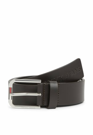 Ceinture en cuir brun foncé avec boucle rectangulaire argentée, arborant le logo Tommy Jeans embossé et gravé sur la boucle.
