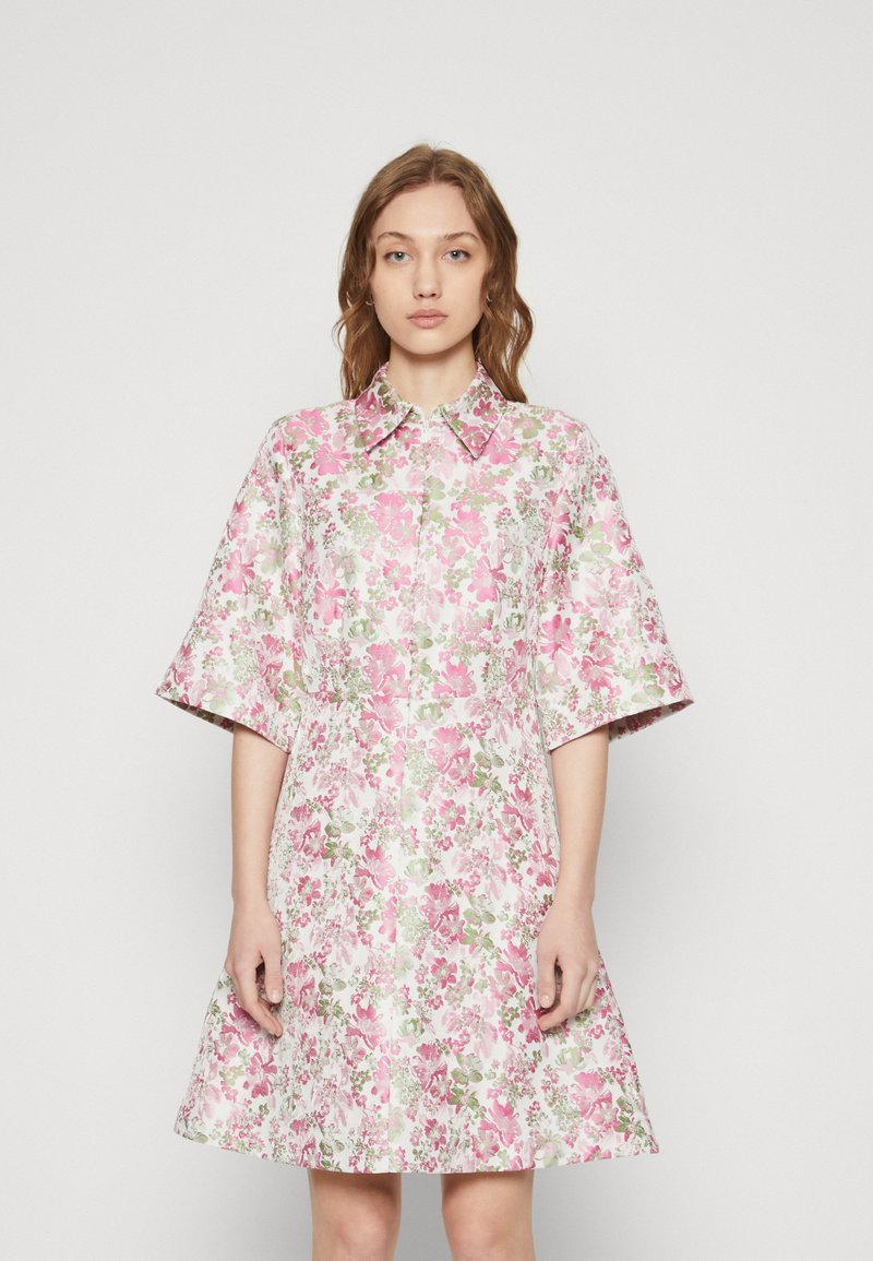 Blumenmusterkleid in rosa und grünen Tönen, mit einem Kragen-Halsausschnitt, kurzen Glockenärmel und einer A-Linien-Silhouette aus strukturiertem Stoff.