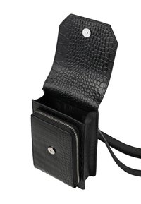 Sort kunstlæder crossbody taske med krokodillepræg, lynlåslomme foran, magnetisk trykknaplukning og justerbar rem. Indvendigt er den uden foret.
