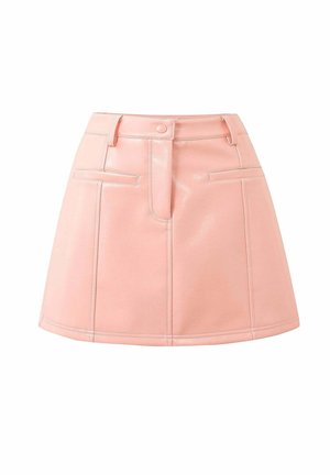 Roze minirok van nepleer in A-lijn, met knopen aan de voorkant, riemlussen en twee horizontale steekzakken.