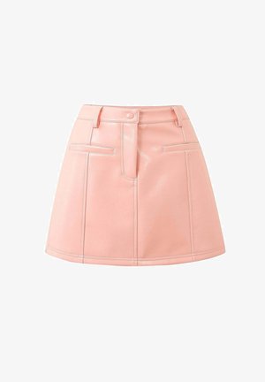 Roze minirok van nepleer in A-lijn, met knopen aan de voorkant, riemlussen en twee horizontale steekzakken.