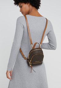 MICHAEL Michael Kors RHEA ZIP XS BACKPACK - Rucksack - brown