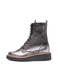 Bottine noire en cuir avec une finition texturée, bout rond, fermeture à lacets sur le devant, et une épaisse semelle en caoutchouc avec un détail de couture contrastant.
