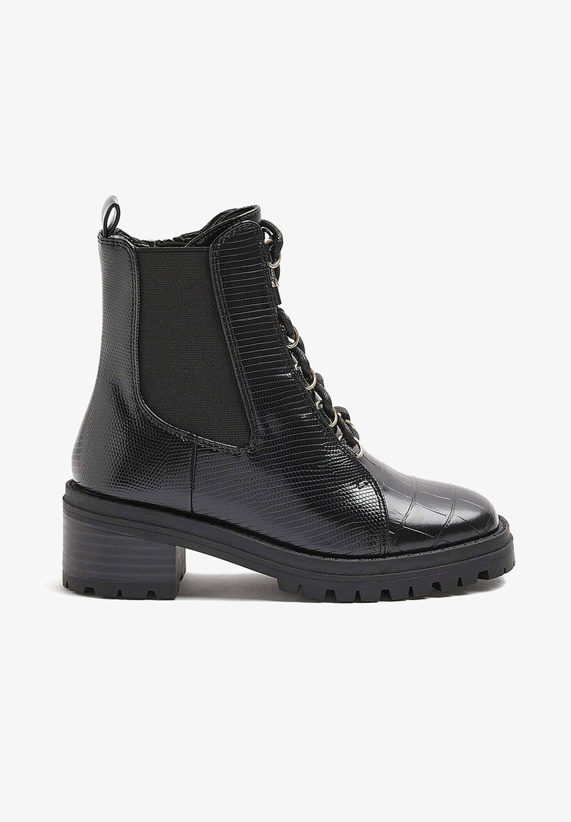 Bottes noires à cheville avec une finition en similicuir texturé, dotées d'un bout rond, d'un laçage à l'avant, de panneaux latéraux élastiques et d'un talon épais.
