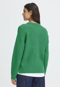 Pulover verde din tricot cu un model texturat în diamant, cu manșete și tiv drepte. Prezintă un decolteu clasic în formă de cerc, arătat din spate.