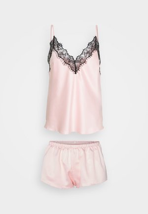 Set da notte in satin rosa composto da un camisole con bordo in pizzo nero e pantaloni corti abbinati con vita elastica. Texture liscia, design minimalista.