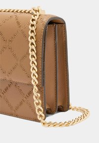 Braune strukturiertes Lederhandtasche mit geprägt Logo, goldener Kettenriemen, rechteckiger Form und offenen Fächern, die Innendetails zeigen.