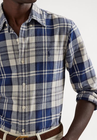 Καρό βαμβακερό πουκάμισο με χρώματα ναυτικού μπλε, μπλε και λευκό, γιακά με κουμπιά και μικρό κεντημένο λογότυπο στο στήθος.