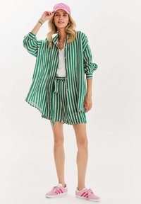 NAOKO PEPPERMINT - Šortky - green