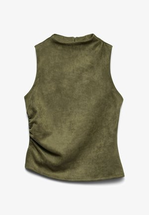 Õlgu kattev rohelise oliivitooniga seemisnahast top kõrge kaelusega ja tagaosast tõmblukuga, vaadatuna tagant.