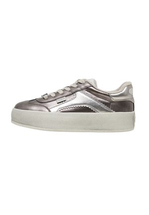 Sneaker à plateforme basse en argent métallique avec lacets blancs et semelle blanche épaisse texturée, vue de côté sur fond blanc.